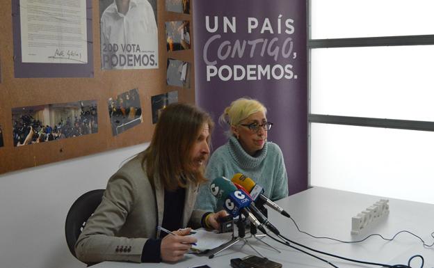 El secretario general de Podemos Castilla y León, Pablo Fernández, y la procuradora por la provincia de Zamora, María Josefa Rodríguez Tobal. 